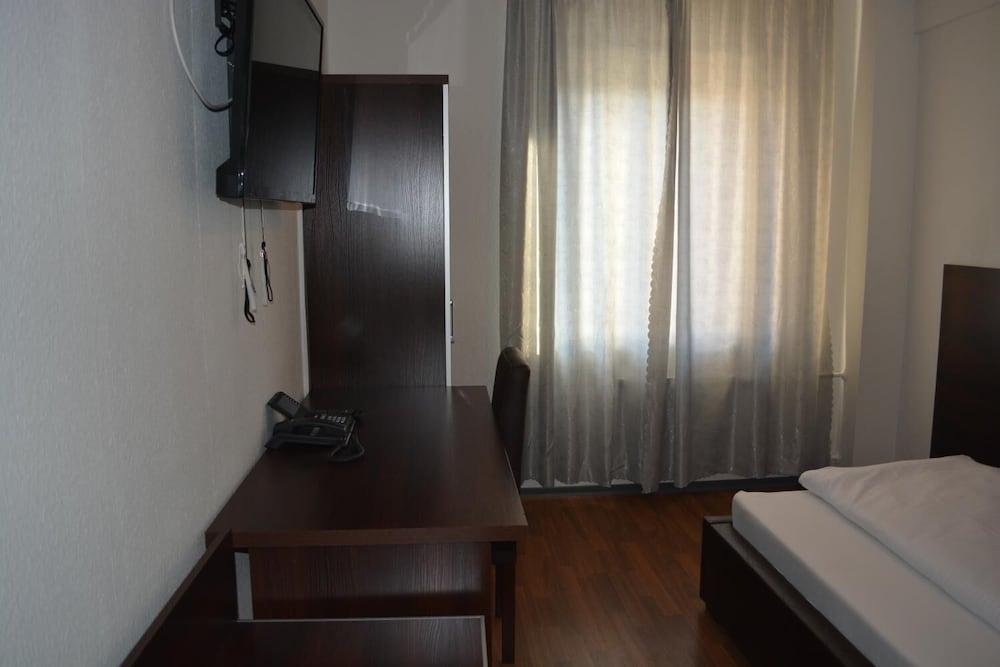 B&D Hotel