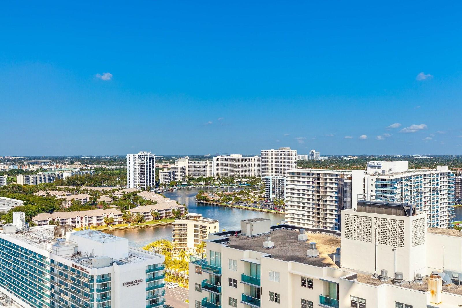 Hyde Beach Condos by Ammos Vr