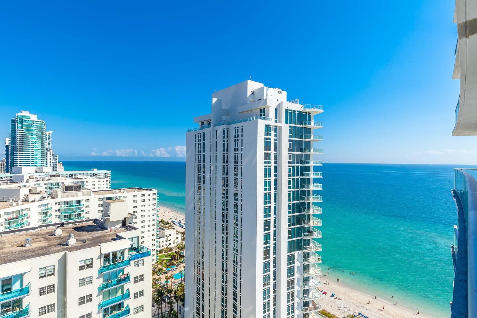Hyde Beach Condos by Ammos Vr