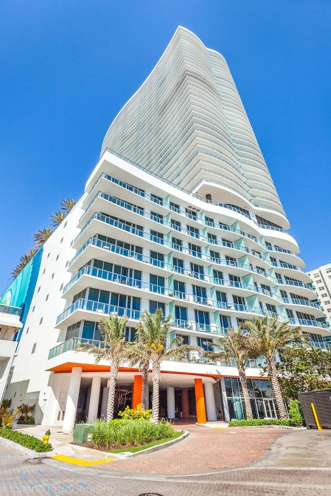 Hyde Beach Condos by Ammos Vr