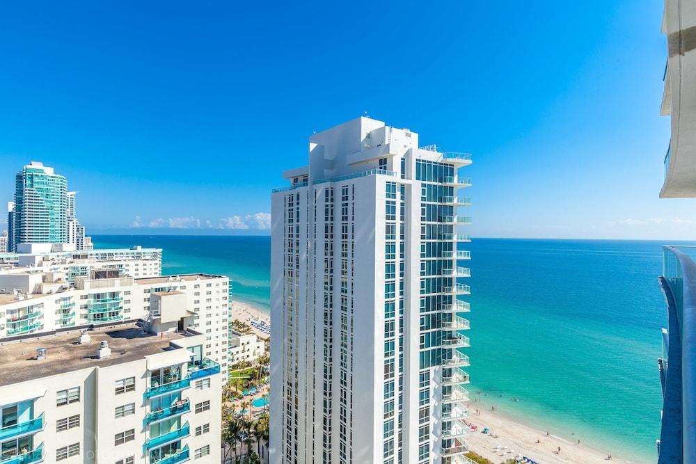 Hyde Beach Condos by Ammos Vr