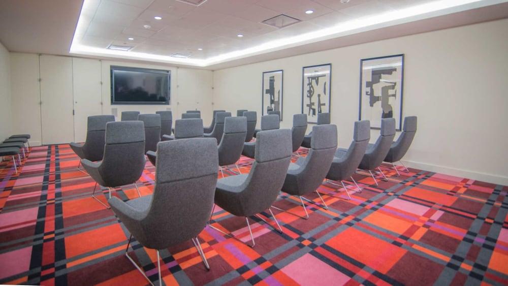 Global Luxury Suites At Emerson Place