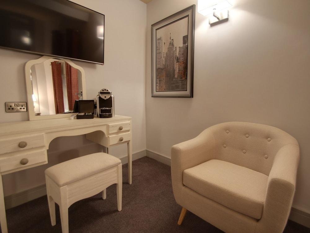 Nine Jars Hotel