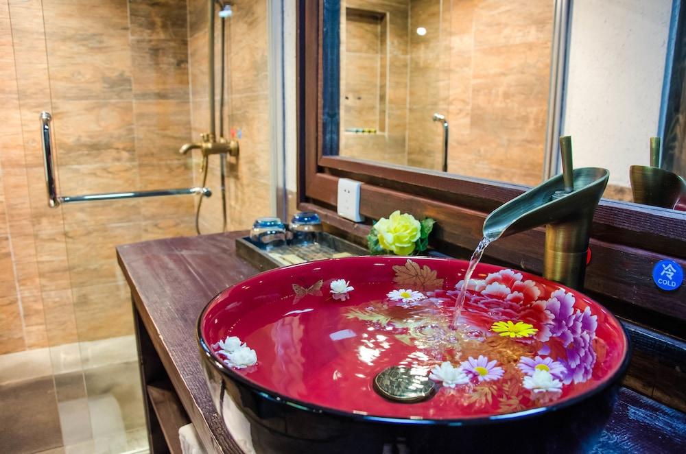 Shangri-La E-Outfitting Boutique Hotel