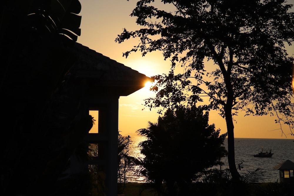 Baan Dhewaran Beachfront Villa