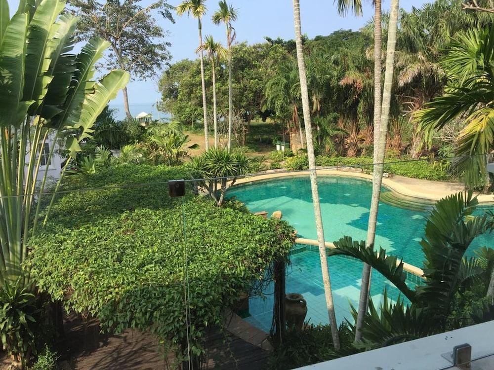 Baan Dhewaran Beachfront Villa