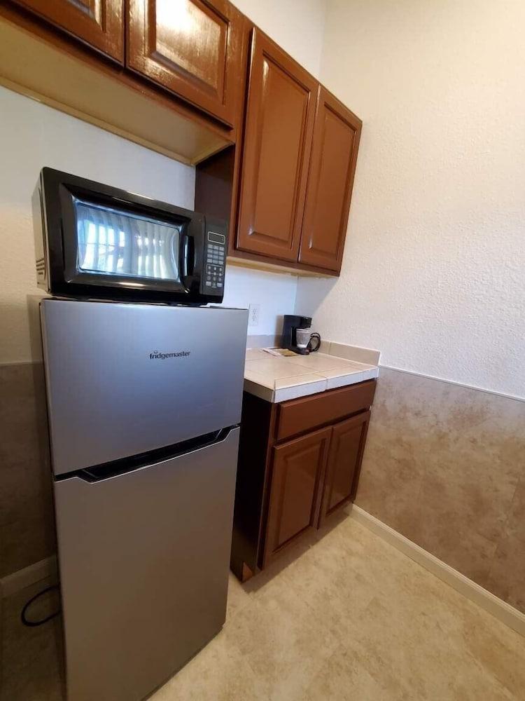 Europa Inn & Suites
