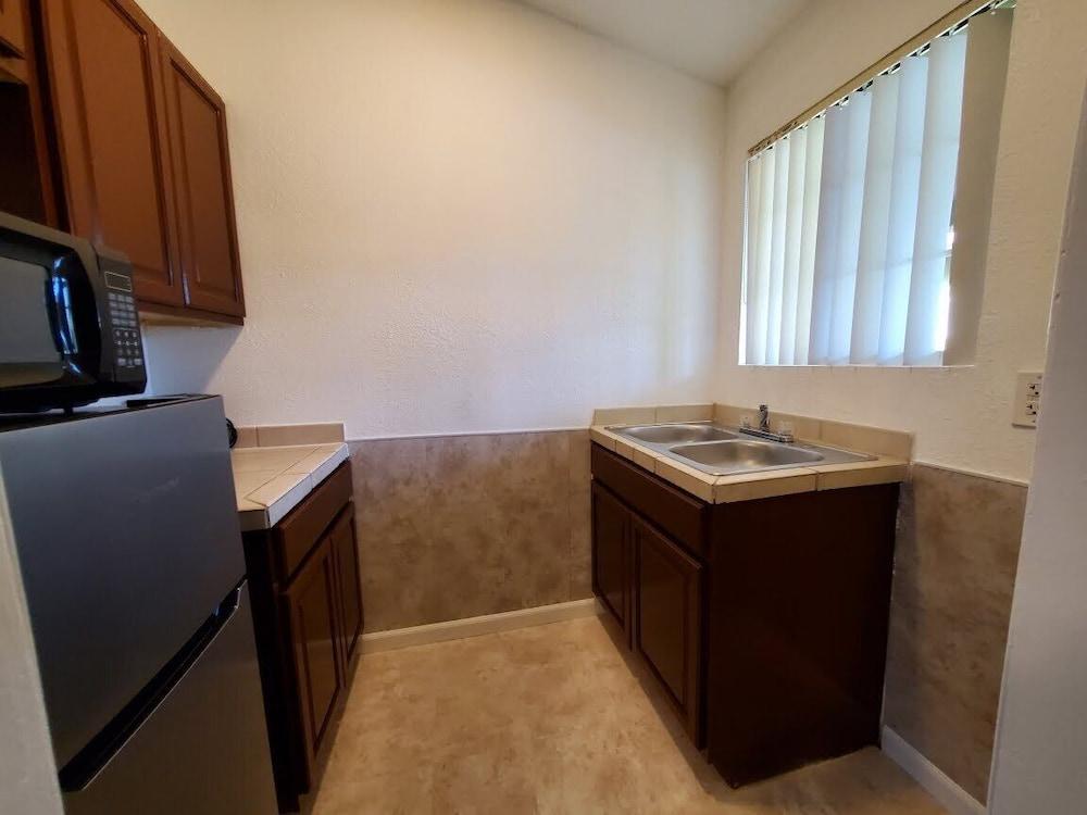 Europa Inn & Suites