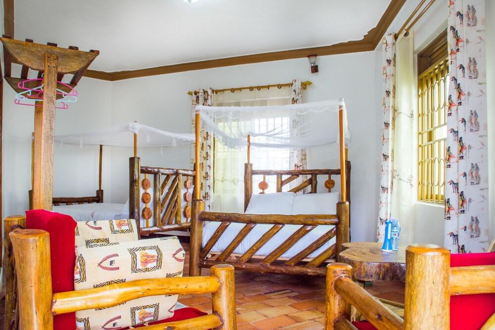 Queen Elizabeth Park View Tourist Lodge