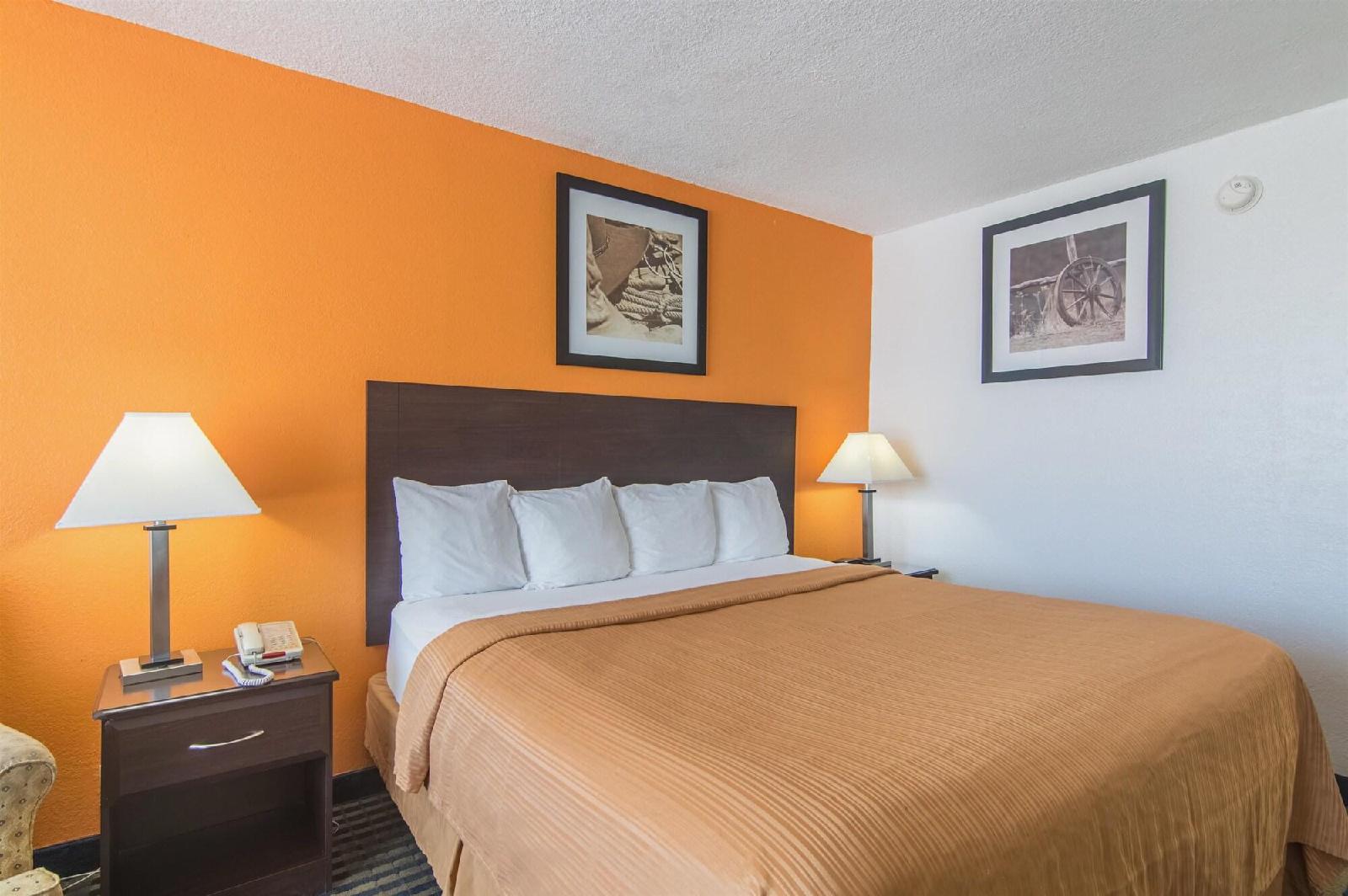 Motel 6 Liberal