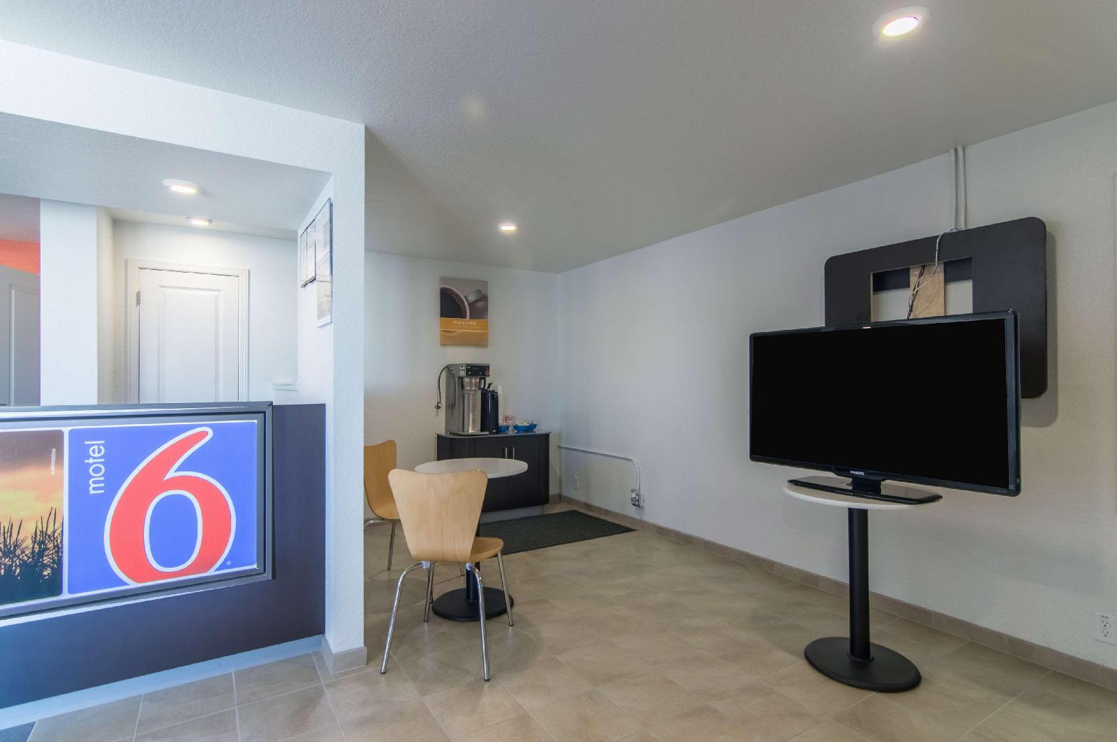 Motel 6 Liberal
