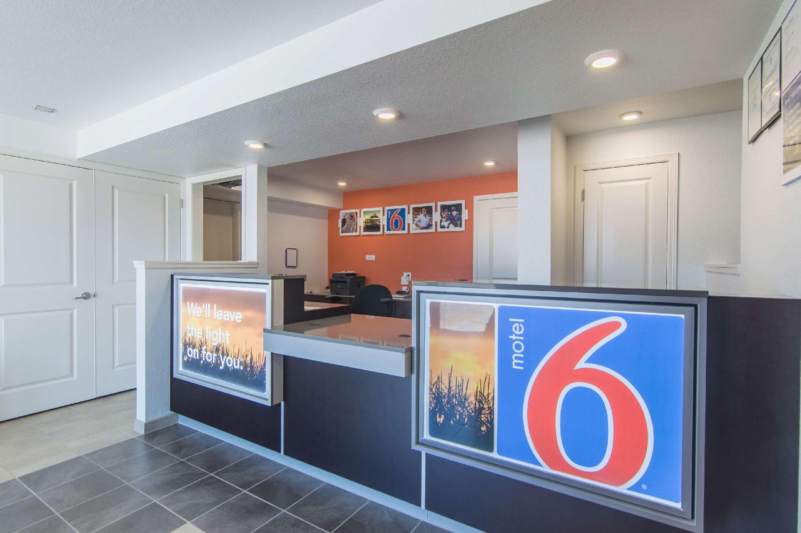 Motel 6 Liberal