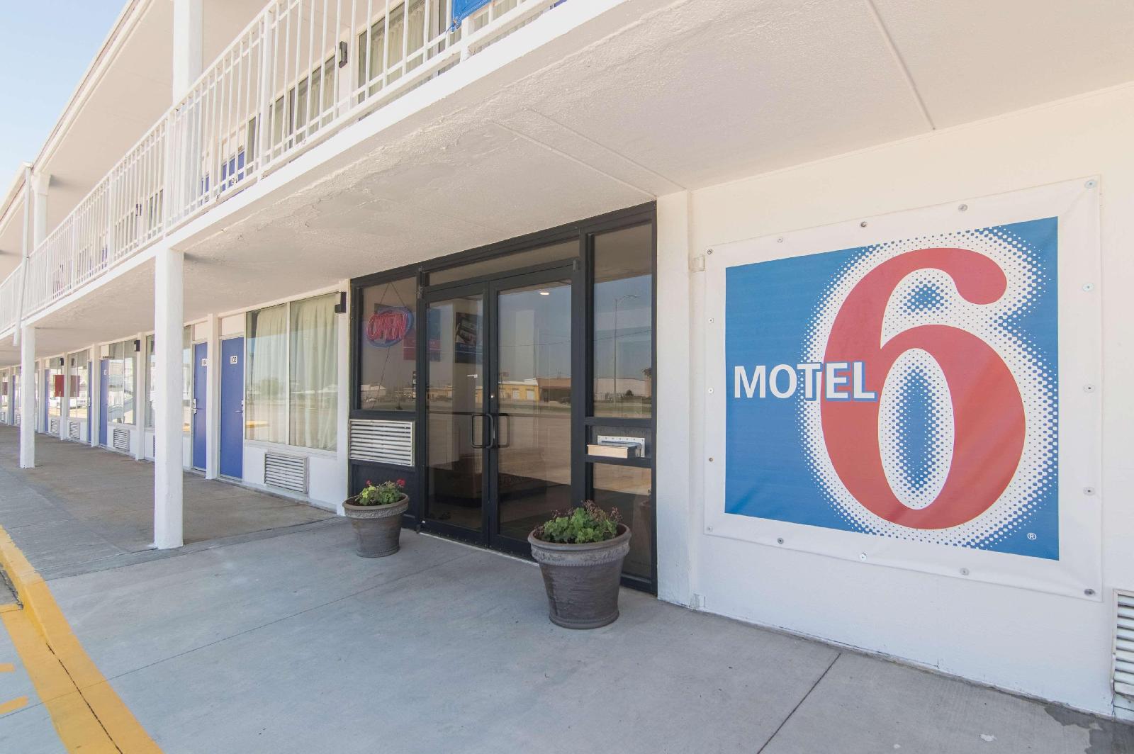 Motel 6 Liberal