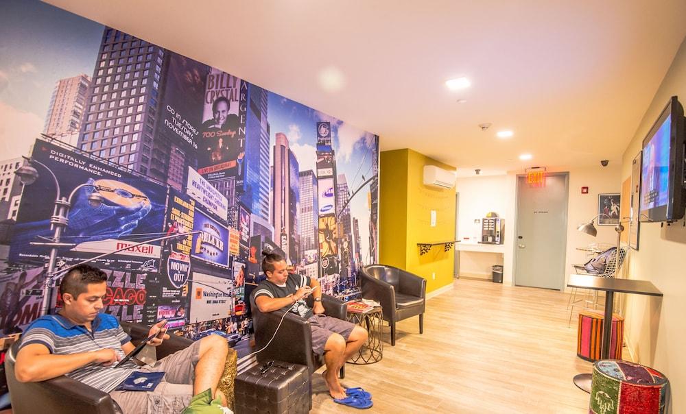 Jazz on Columbus Circle Hostel
