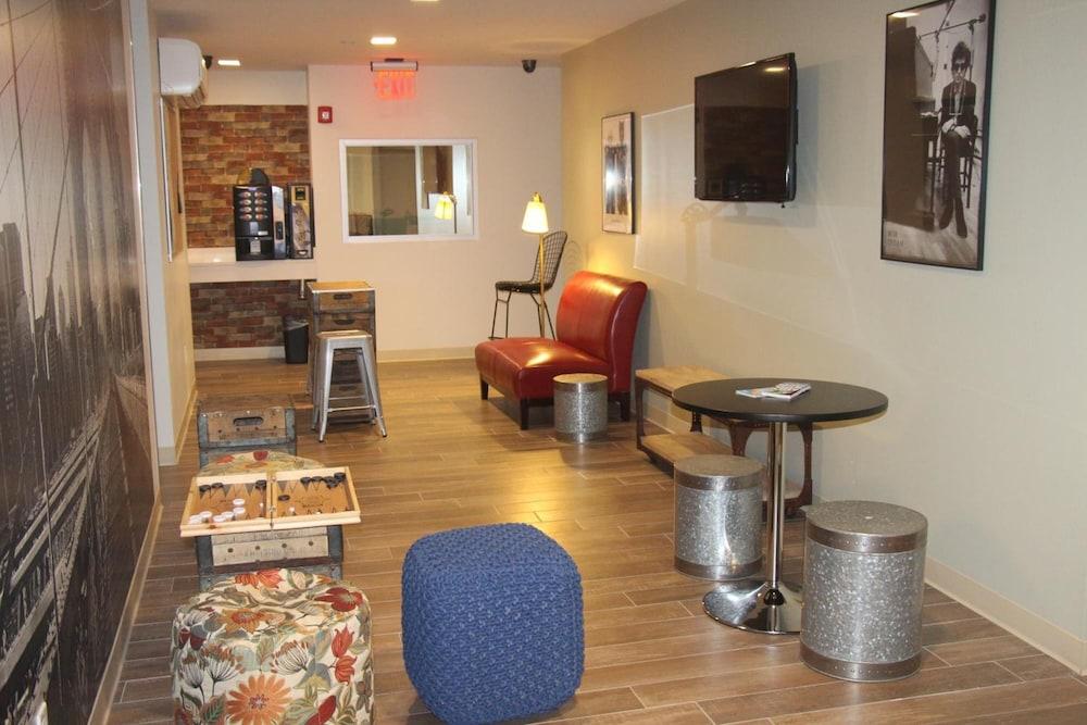 Jazz on Columbus Circle Hostel