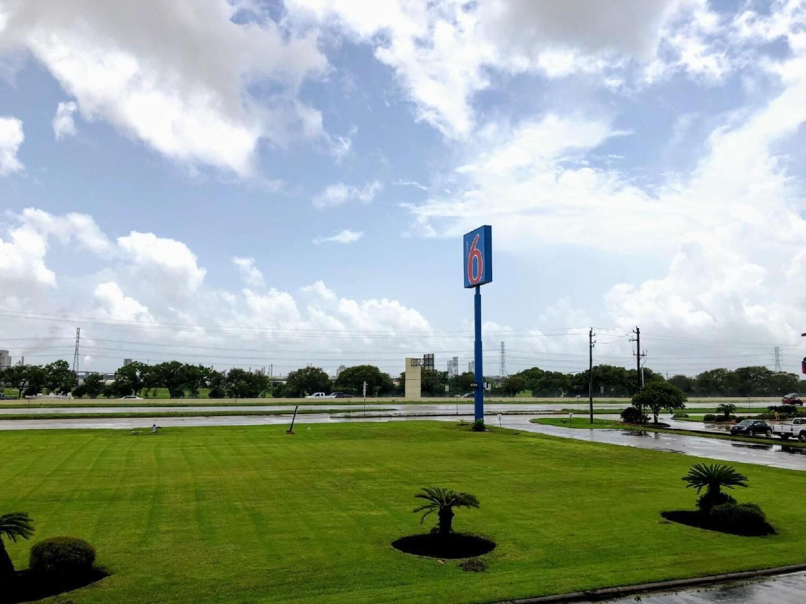 Motel 6 Clute, TX