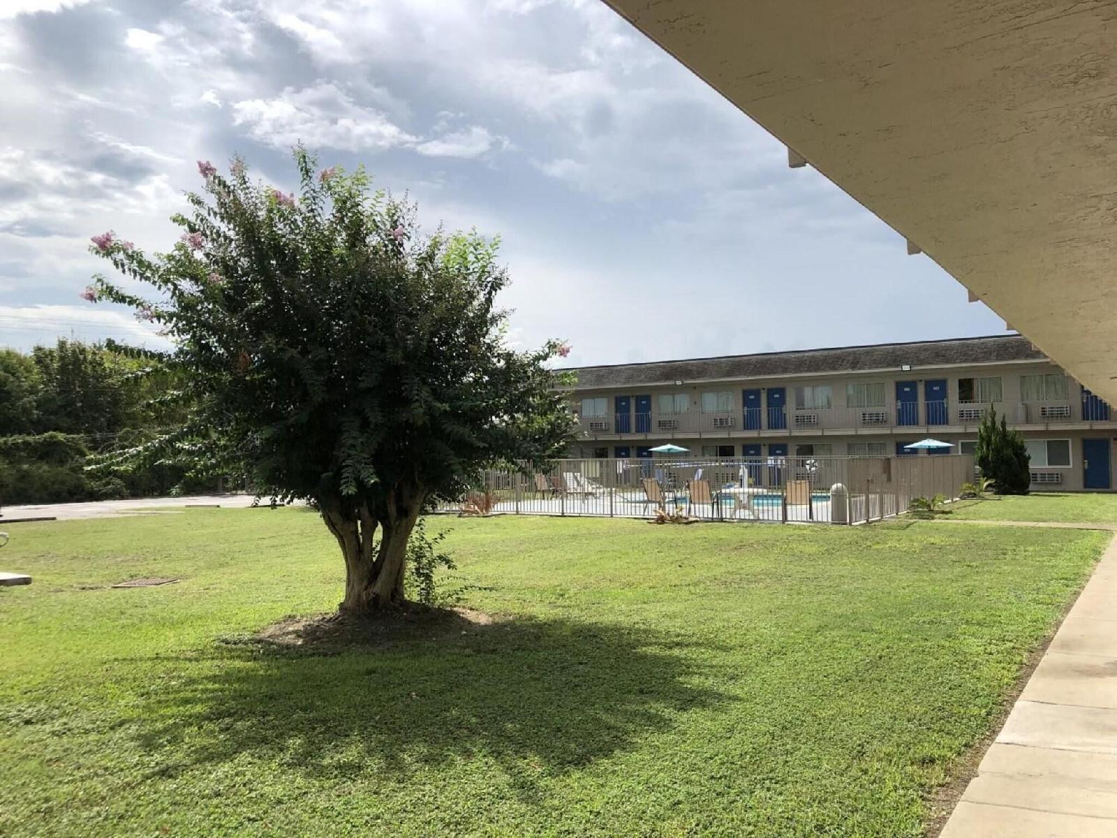 Motel 6 Clute, TX