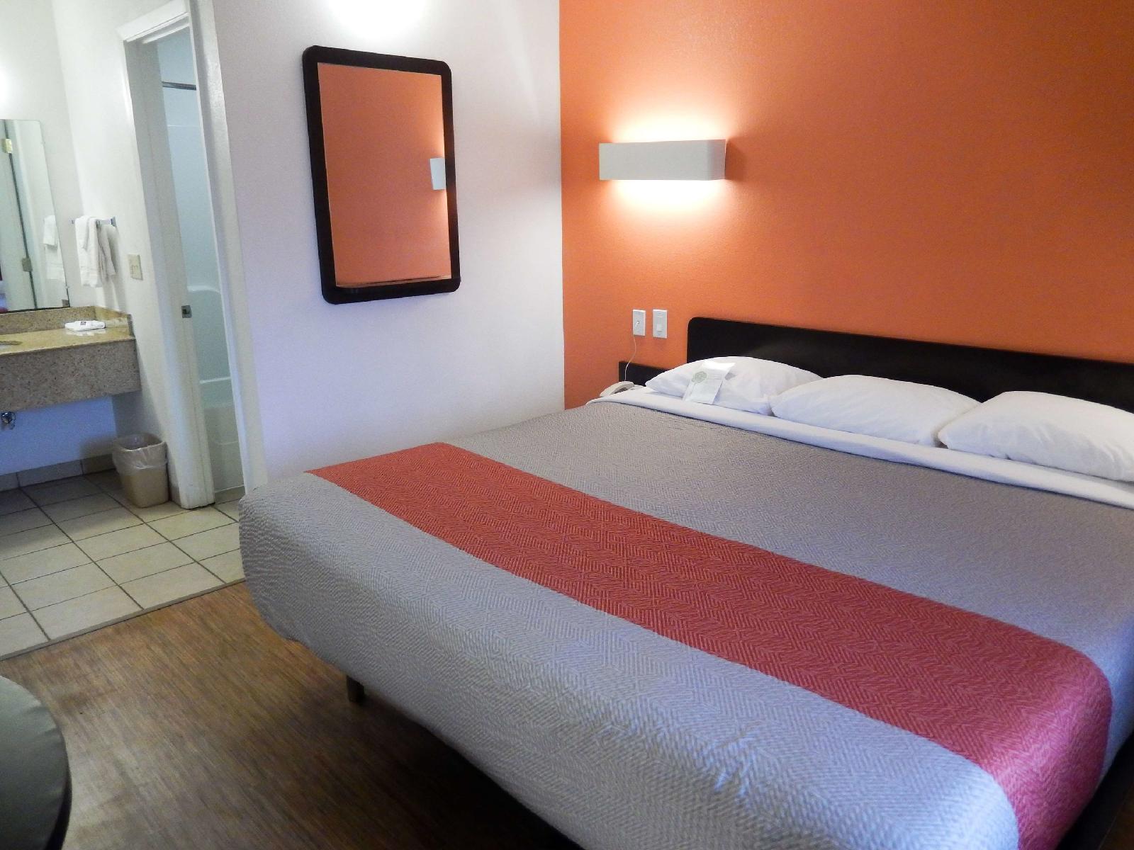 Motel 6 Clute, TX