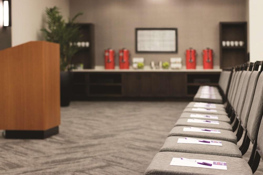 La Quinta Inn & Suites by Wyndham Chicago O'Hare-Rosemont