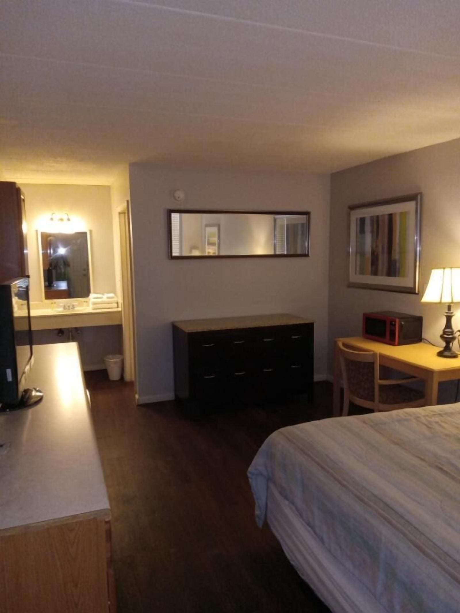 Apm Inn and Suites