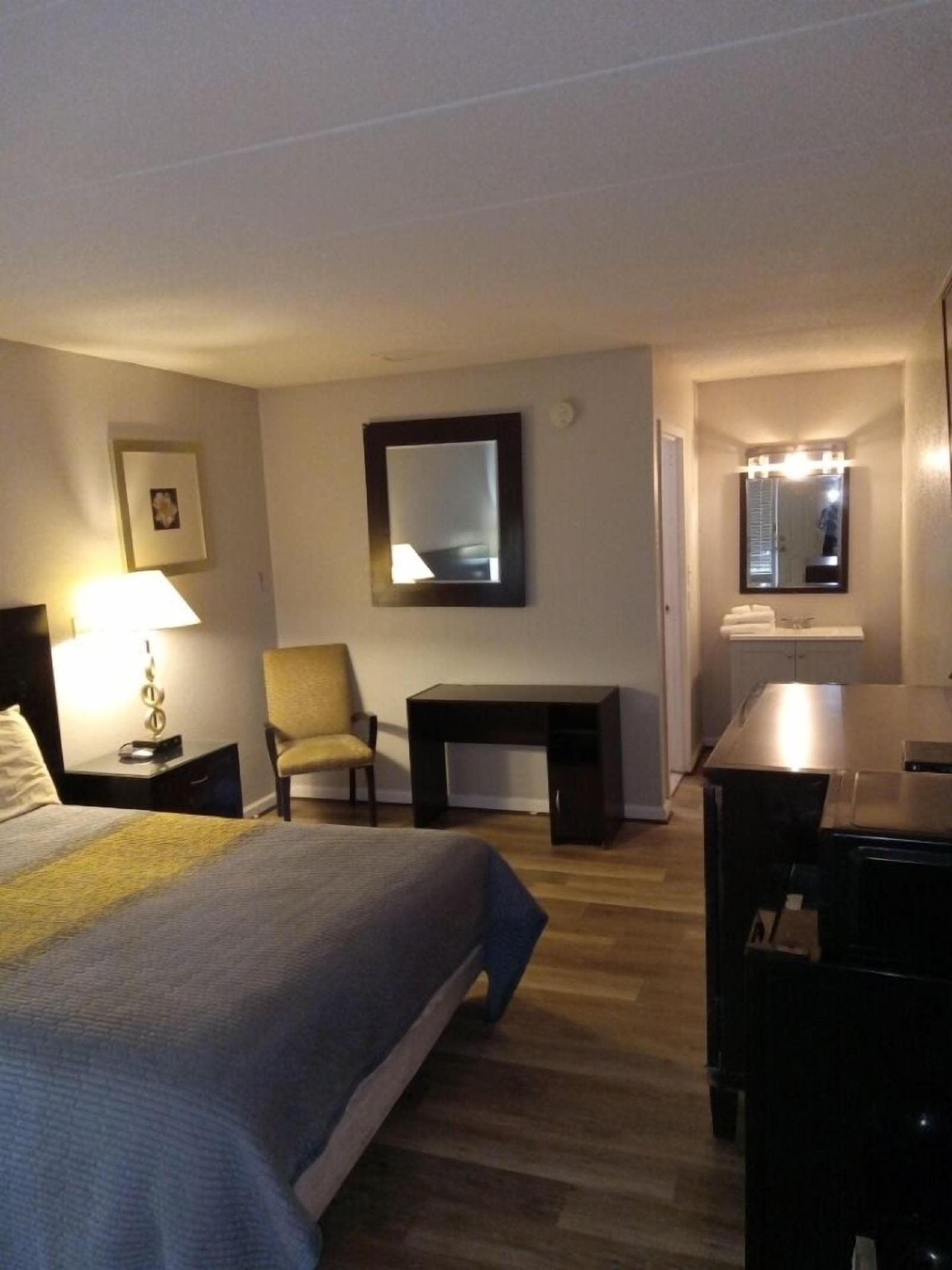 Apm Inn and Suites