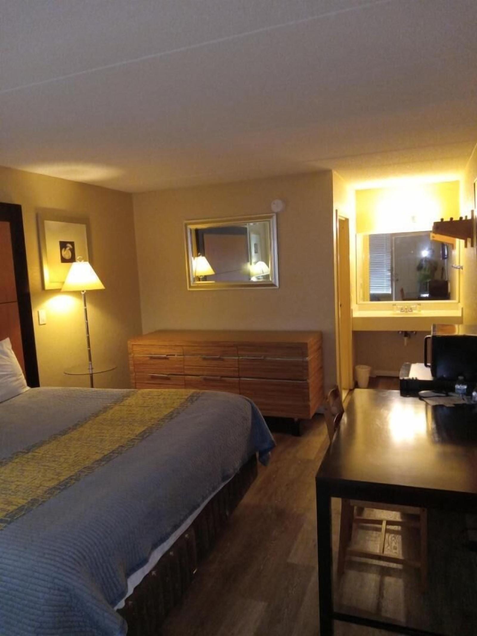 Apm Inn and Suites
