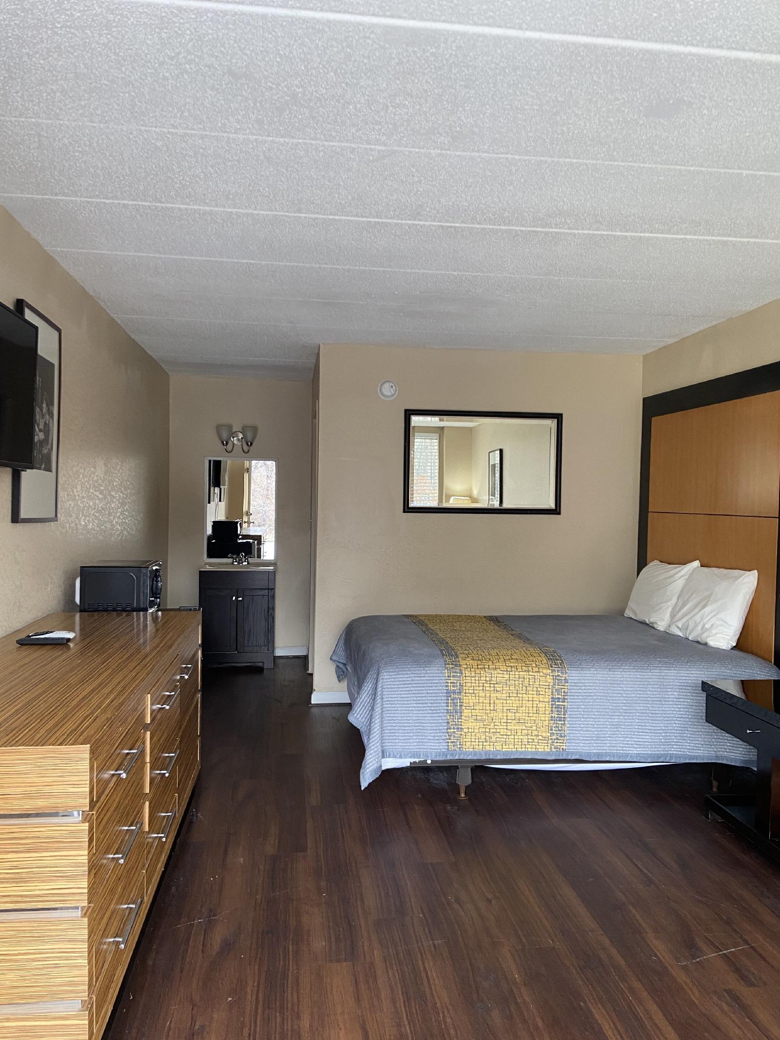 Apm Inn and Suites