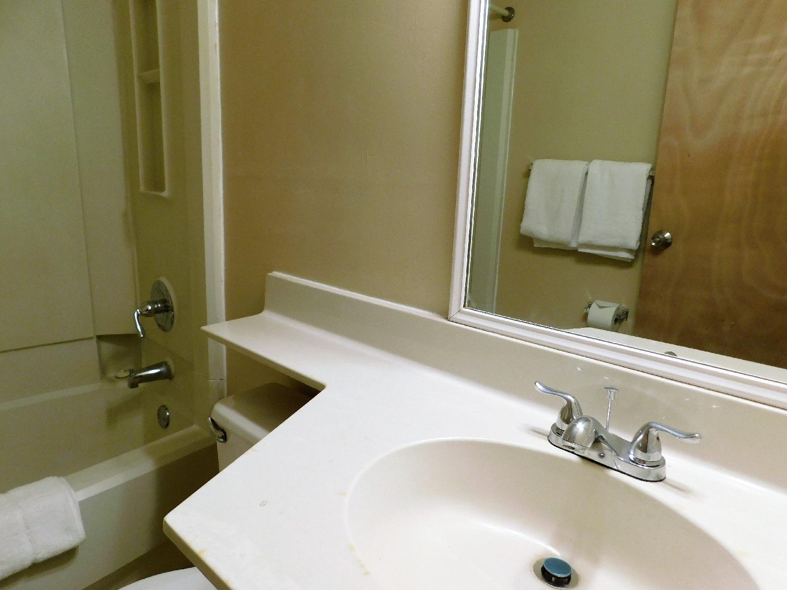 Apm Inn and Suites
