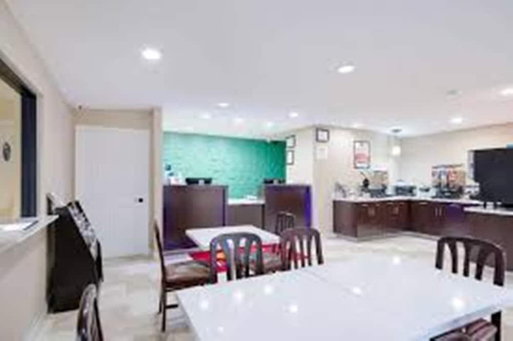 Econo Lodge Palestine