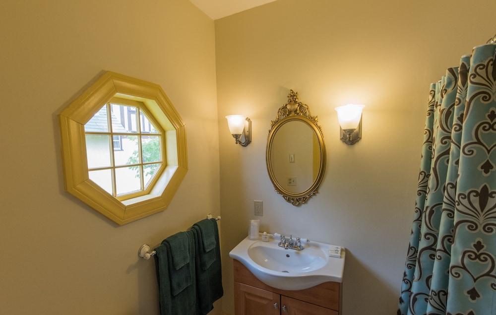 Thornhedge Inn