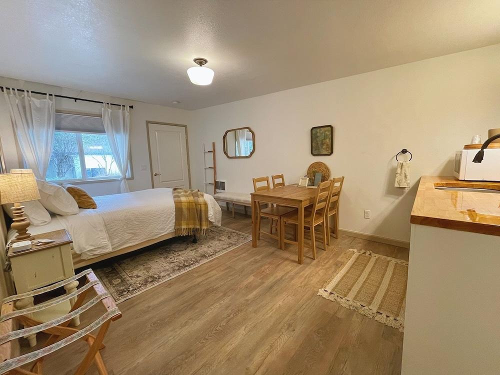 Emerald Valley Inn