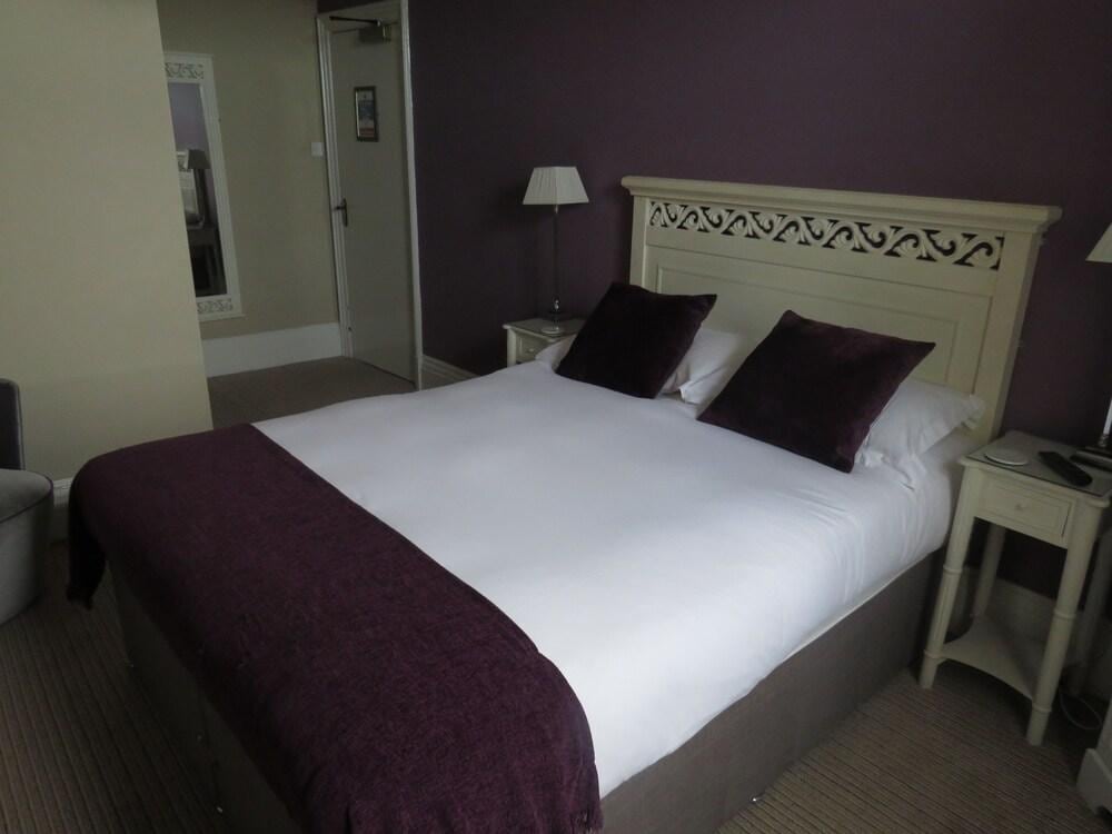The Station Bar Grill And Rooms