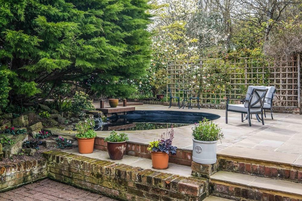 Stream House Luxury Bed & Breakfast
