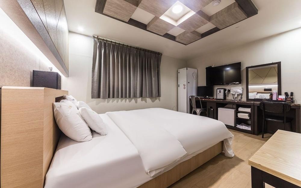 Noble Hotel