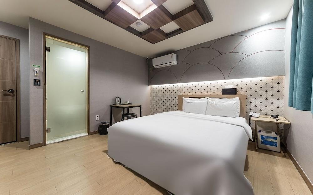 Noble Hotel