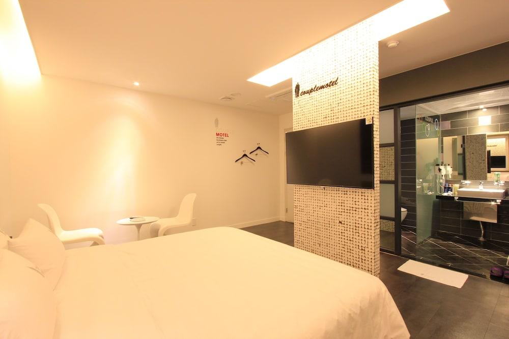 Couple Motel