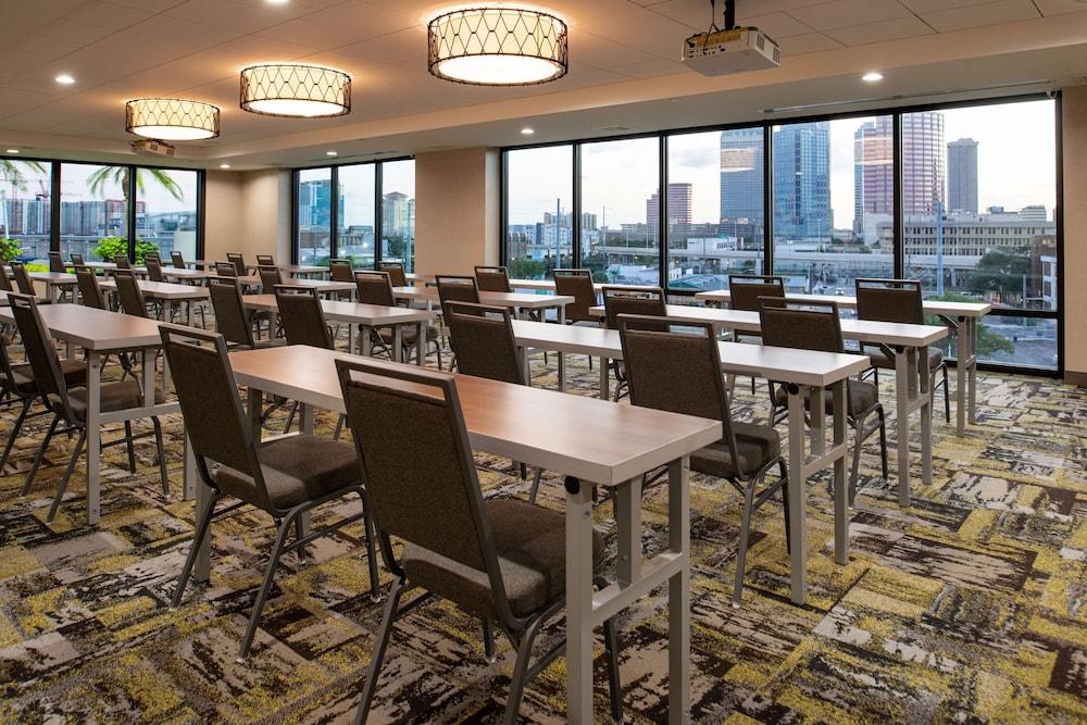 HOME 2 S by Hilton Tampa Downtown Channel District