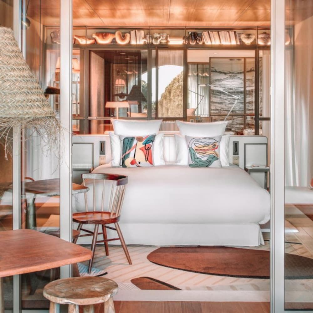 Lily Of The Valley Hotel