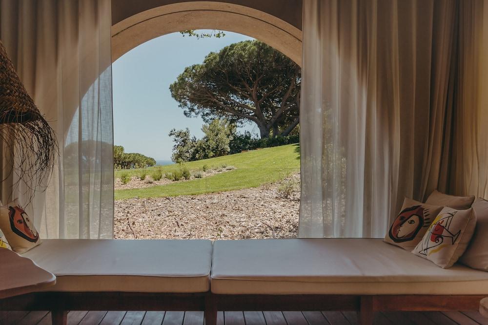 Lily Of The Valley Hotel