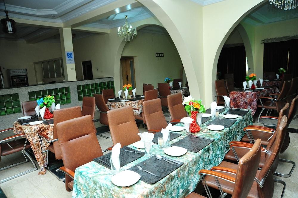 Richton Hotel & Suites