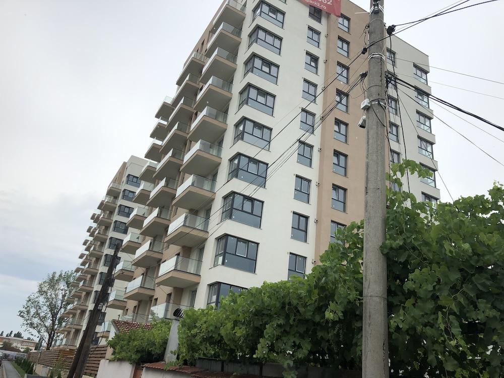 West Park 2 Residence by Lake View