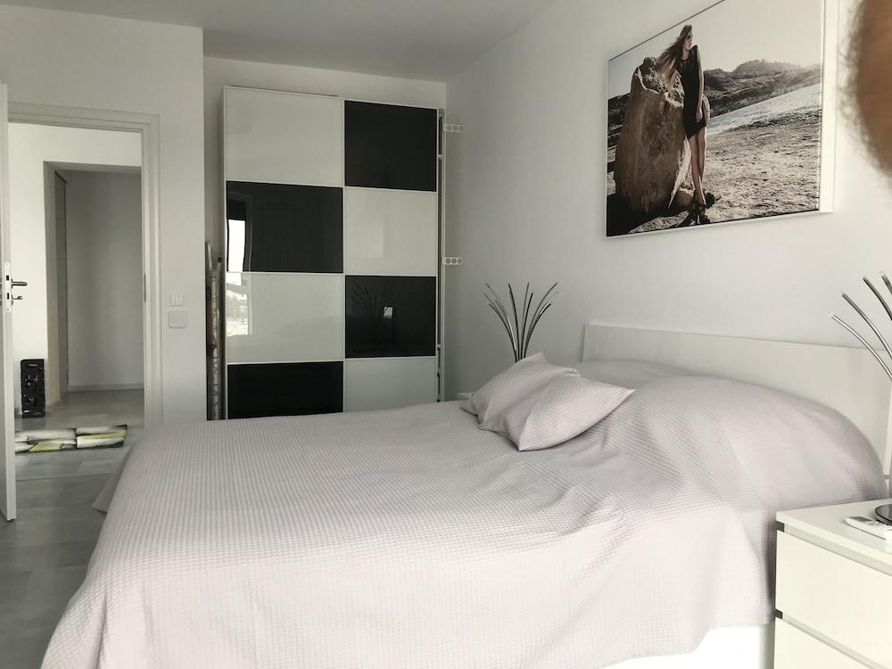 West Park 2 Residence by Lake View