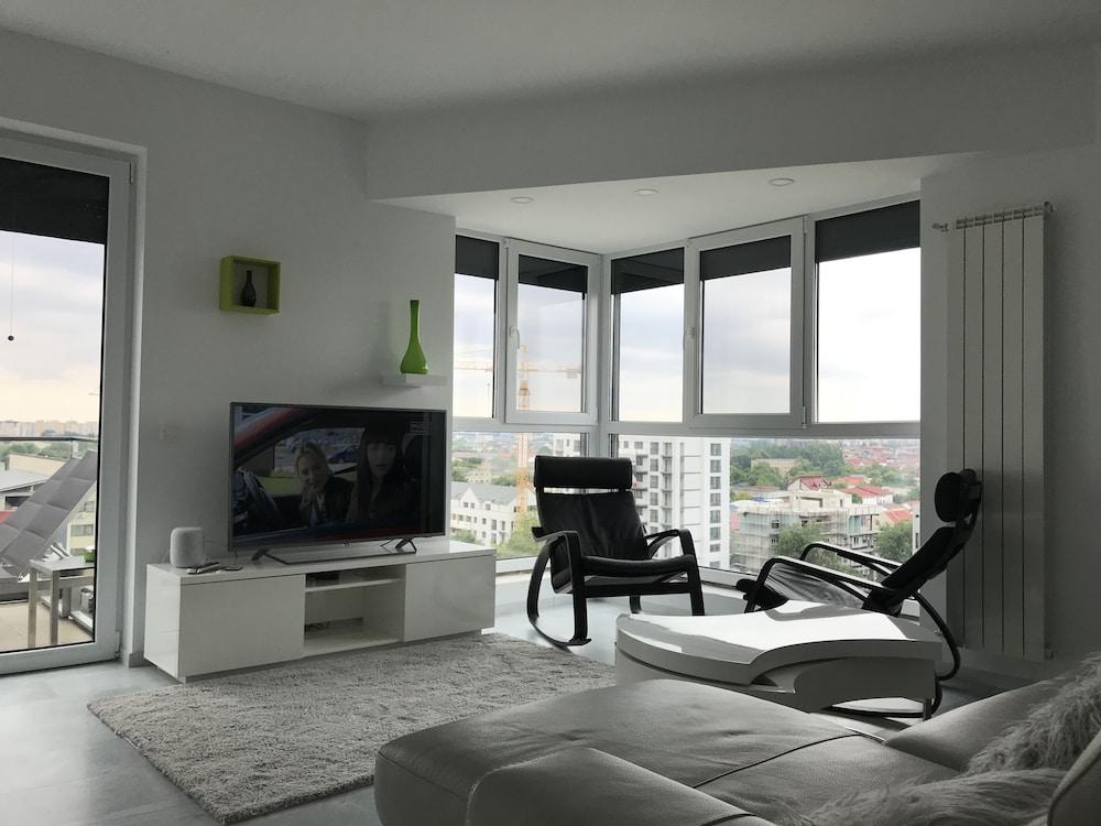 West Park 2 Residence by Lake View