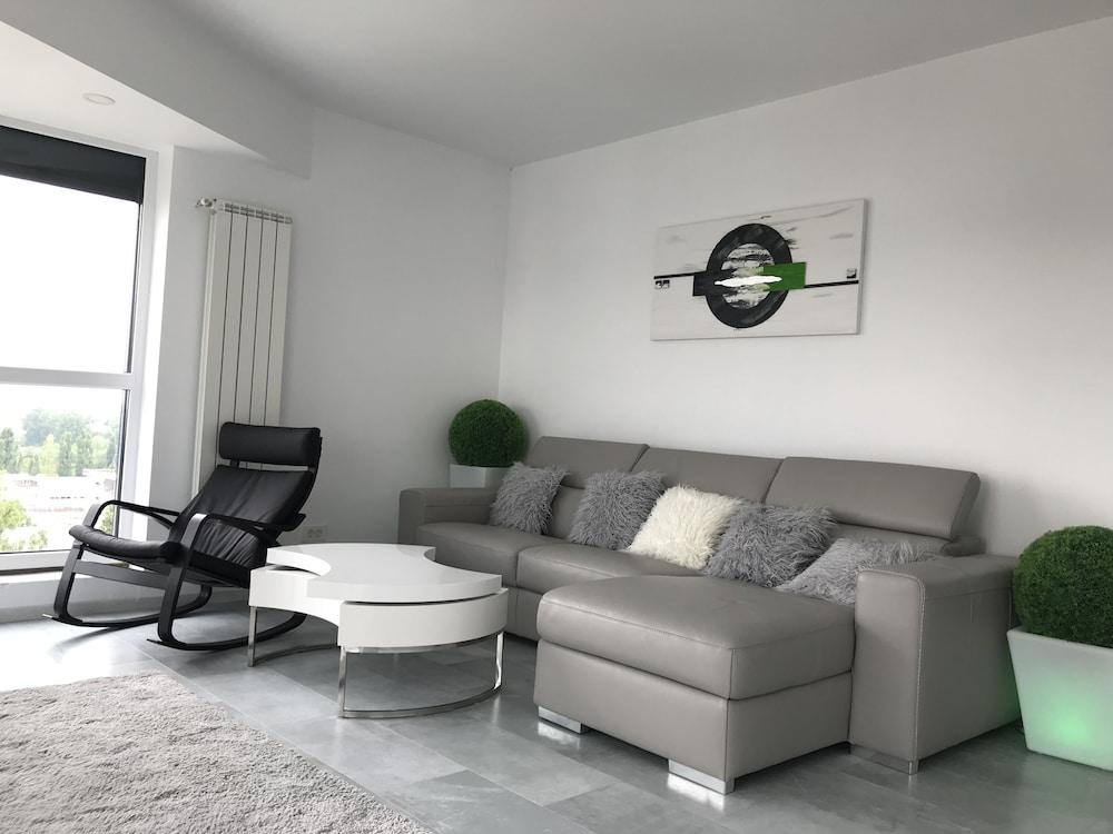 West Park 2 Residence by Lake View