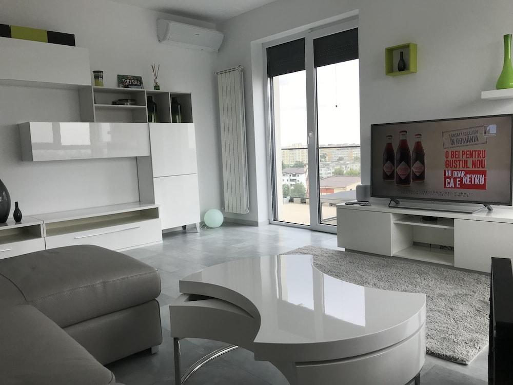 West Park 2 Residence by Lake View