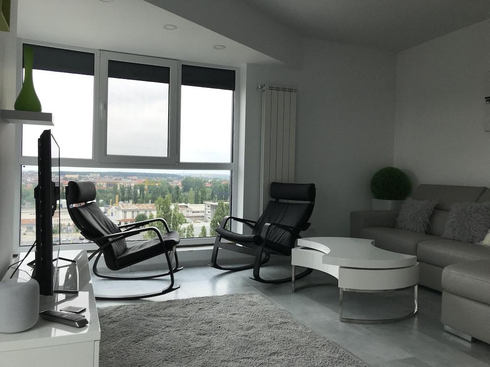 West Park 2 Residence by Lake View