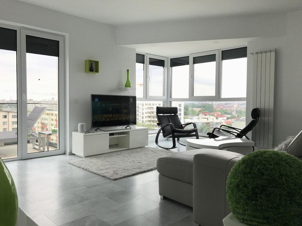 West Park 2 Residence by Lake View