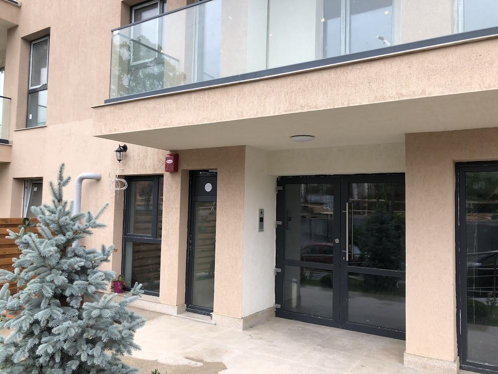 West Park 2 Residence by Lake View