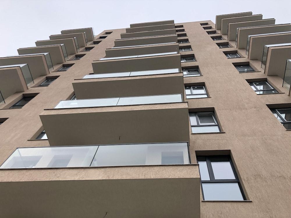 West Park 2 Residence by Lake View