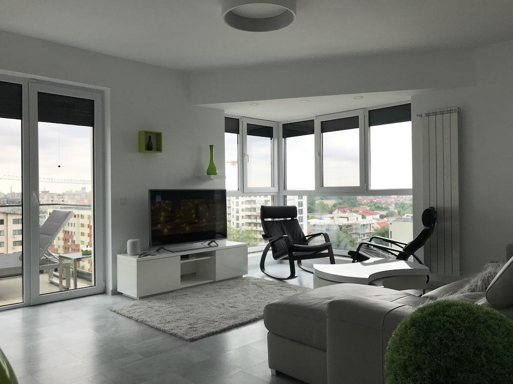 West Park 2 Residence by Lake View